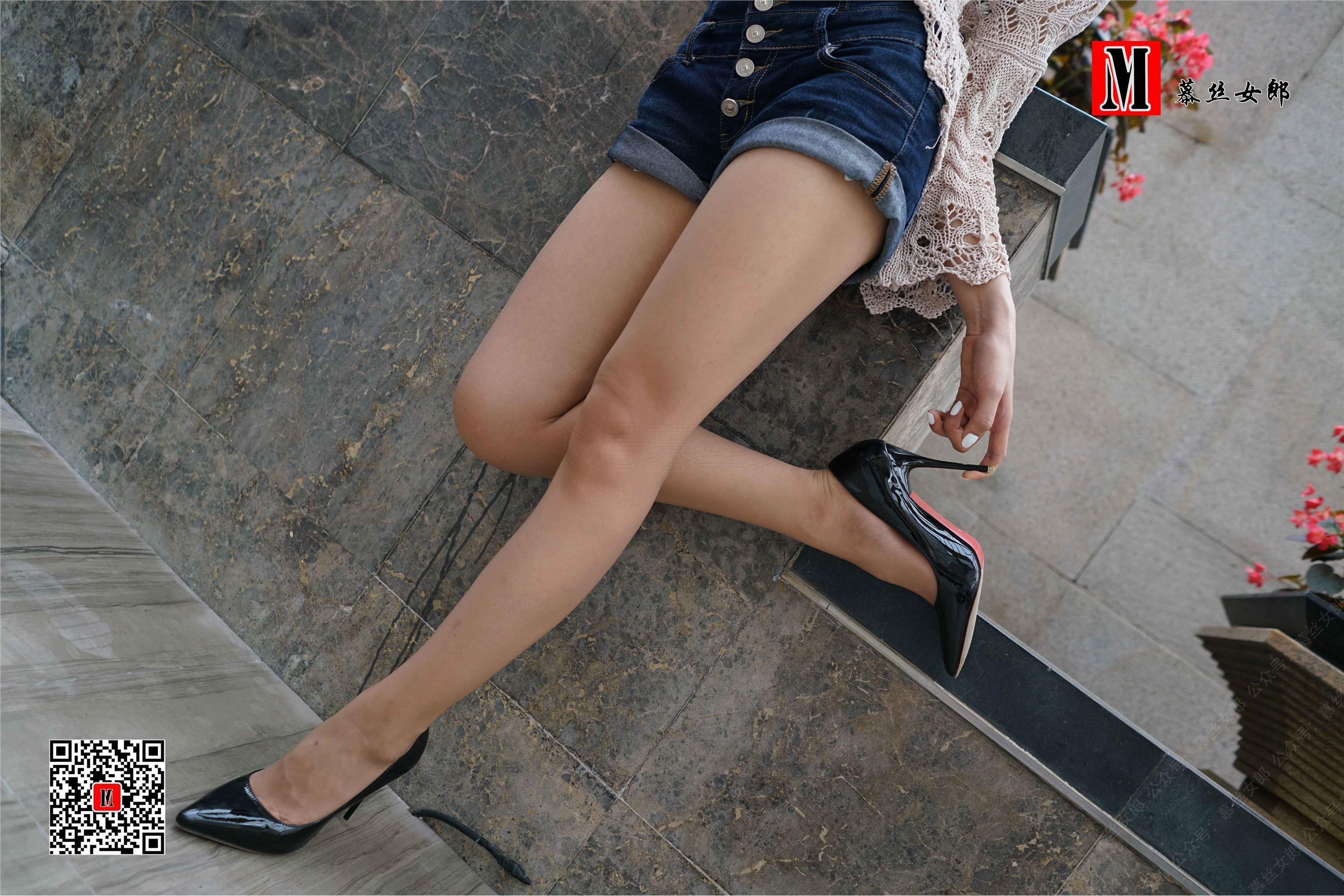 MussGirl NO.041 Long bare legs under hot pants